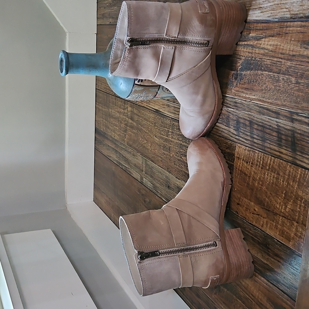 Sorel Womens Light Tan Ankle Booties with Buckle Detail. Size 8. - Picture 6 of 11